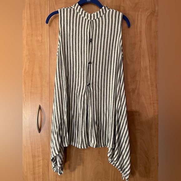 Ic By Connie K Short Sleeve Sleeveless Waterfall White & Gray Stripe Button Top - Picture 2 of 5